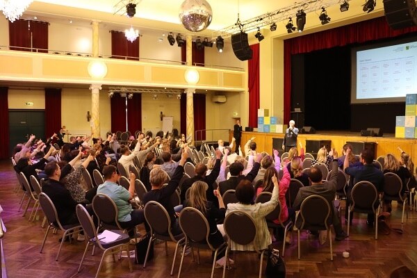 Auditorium hebt Hände